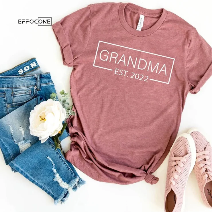 Grandma Promoted Est. 2022 T-shirt